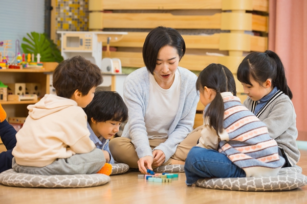 摄图网_501739101_女幼师上课和小朋友们积极互动（非企业商用）.jpg